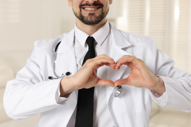 medicalis_medecin_coeur_main